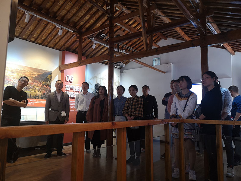 區(qū)城建投黨支部開展革命傳統(tǒng)教育“緬懷先烈、重溫誓詞”主題黨日活動