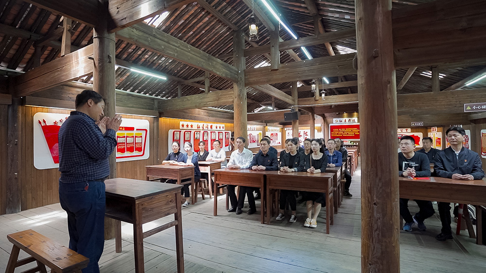 屯溪區(qū)國投集團(tuán)開展學(xué)黨史、祭英烈主題黨日活動