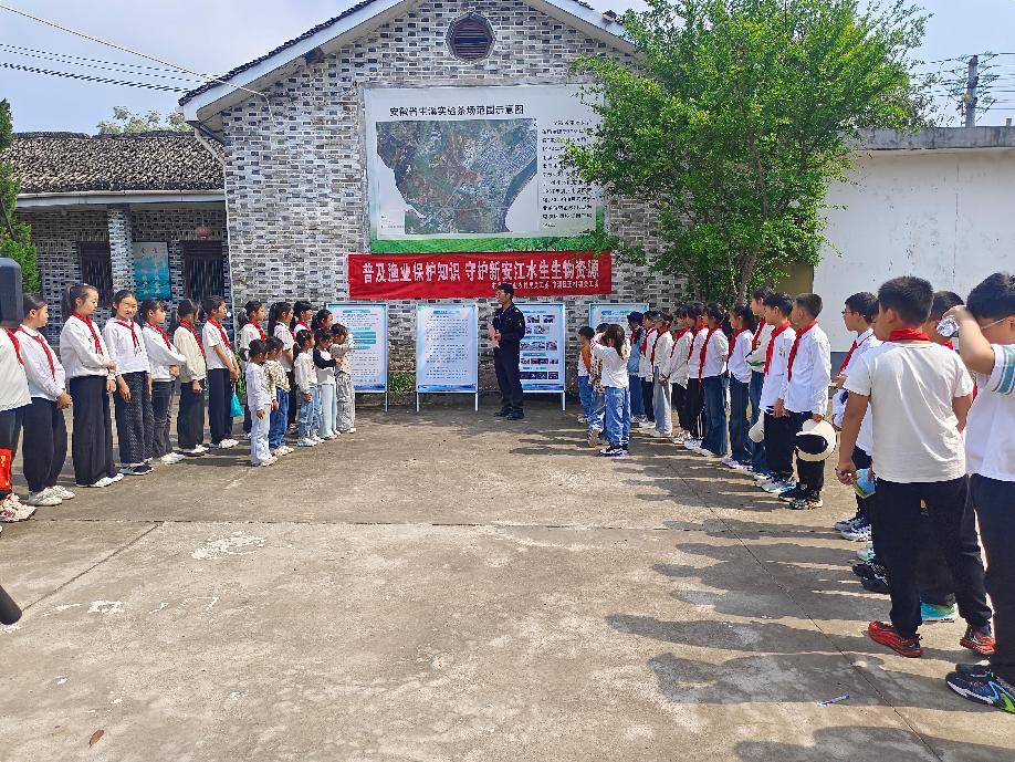 區(qū)關(guān)工委組織學(xué)生到實(shí)驗(yàn)茶場開展茶文化主題實(shí)踐活動